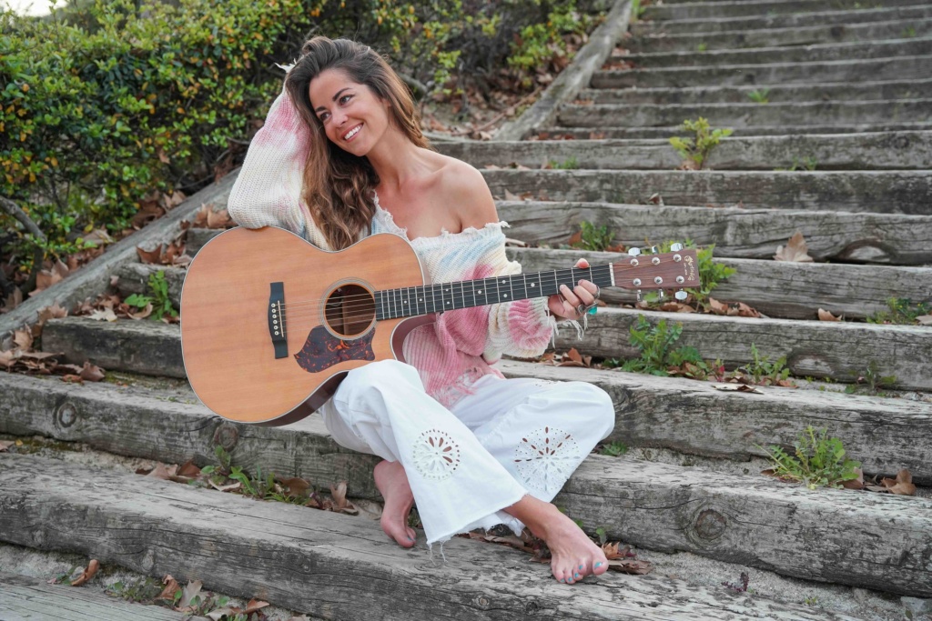 Sofía Ellar posando a la cámara con su guitarra