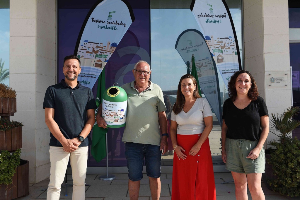 Diego Ponce, José Torres, Pepita Torres y Olivia López entregando el miniglú de Ecovidrio