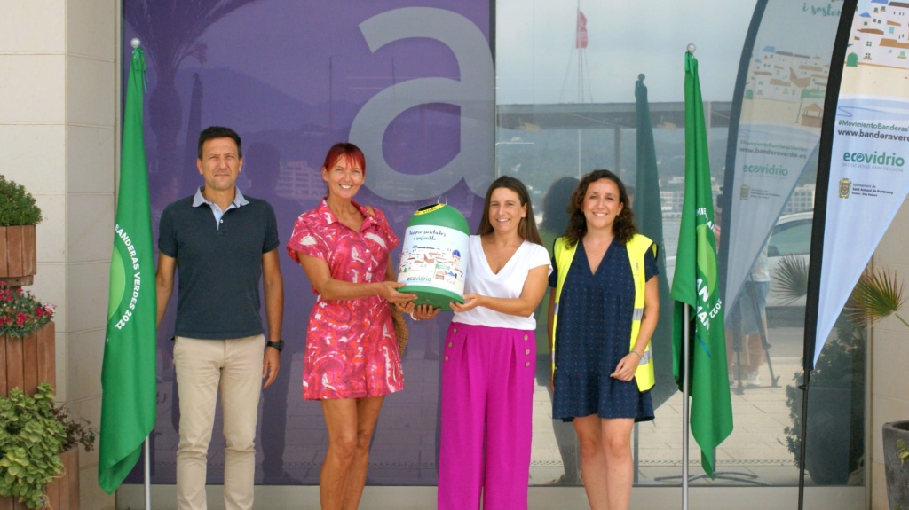 las autoridades del Ayuntamiento de Sant Antoni de Portmany junto a la ganadora del concurso