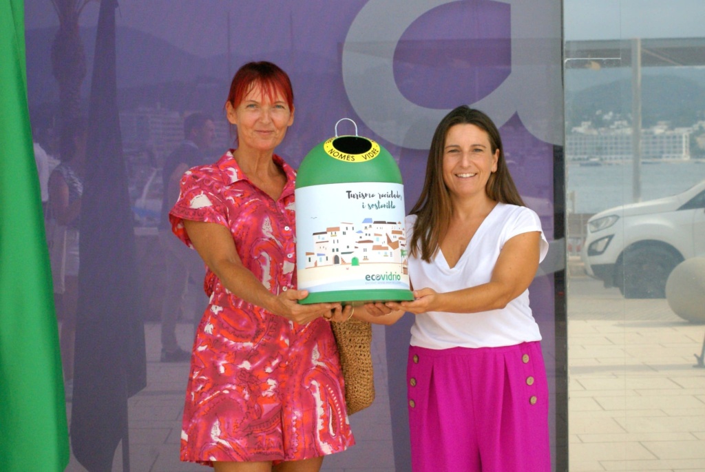 La ganadora del concurso junto con la concejala de Medioambiente, Playas, Limpieza y Bienestar Animal