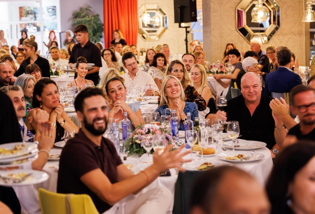 Invitados disfrutando de la velada en la cena solidaria en el Restaurante Corso el pasado año