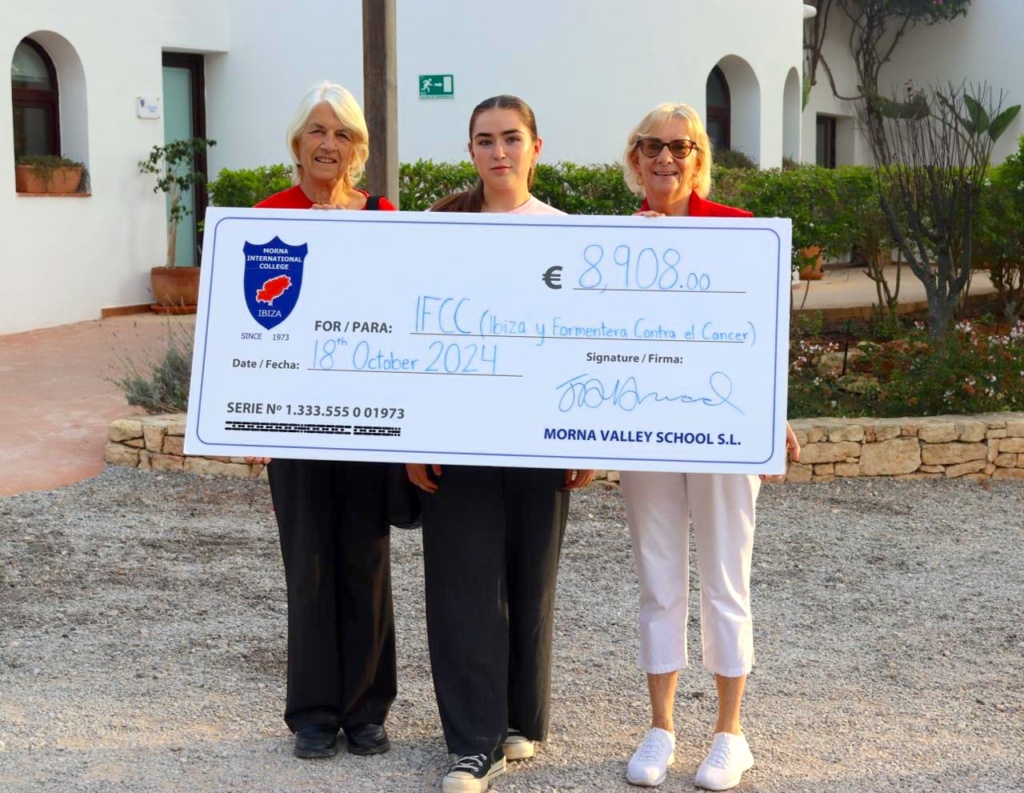 Las voluntarias de IFCC recogiendo el cheque