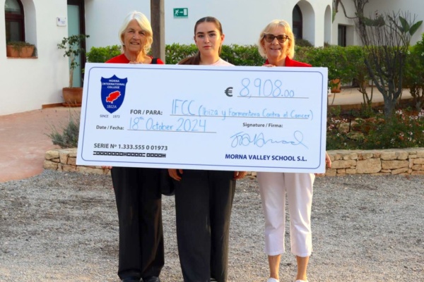 Las voluntarias de IFCC recogiendo el cheque