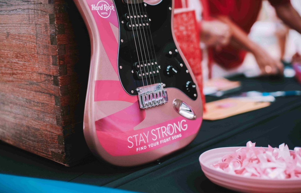 Guitarra rosa que se sorteará en el concierto solidario de Hard Rock Hotel Ibiza