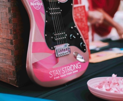 Guitarra rosa sorteada en el concierto solidario