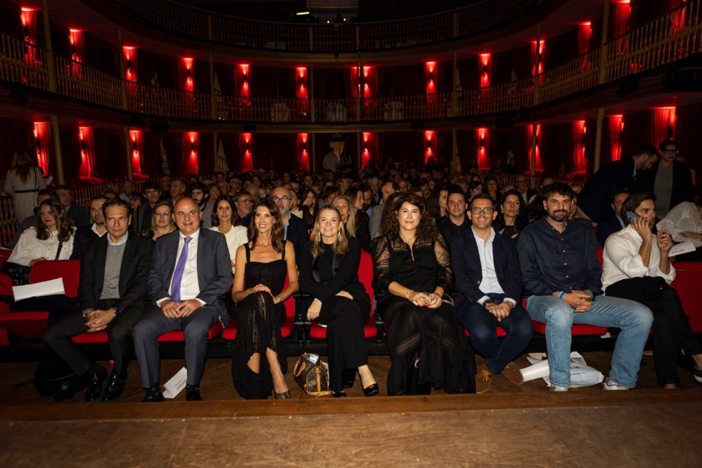 Primera fila de invitados en el Teatro Pereyra Ibiza