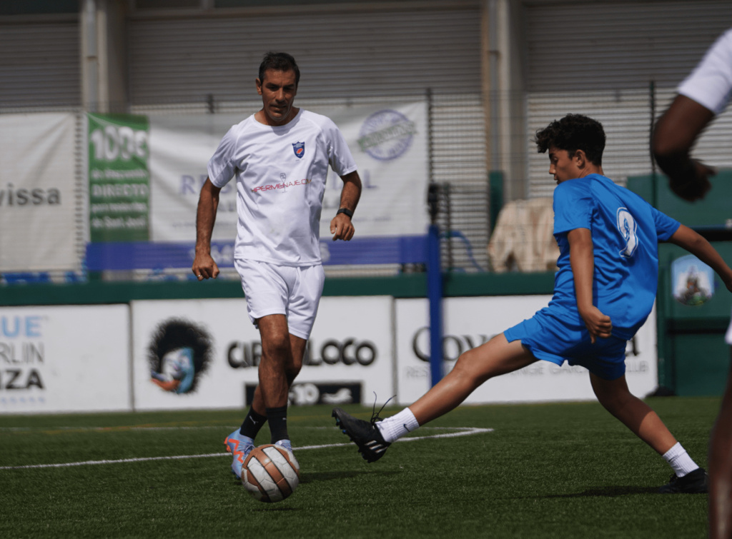 El exfutbolista Robert Pirès en el partido de fútbol solidario celebrado en 2023