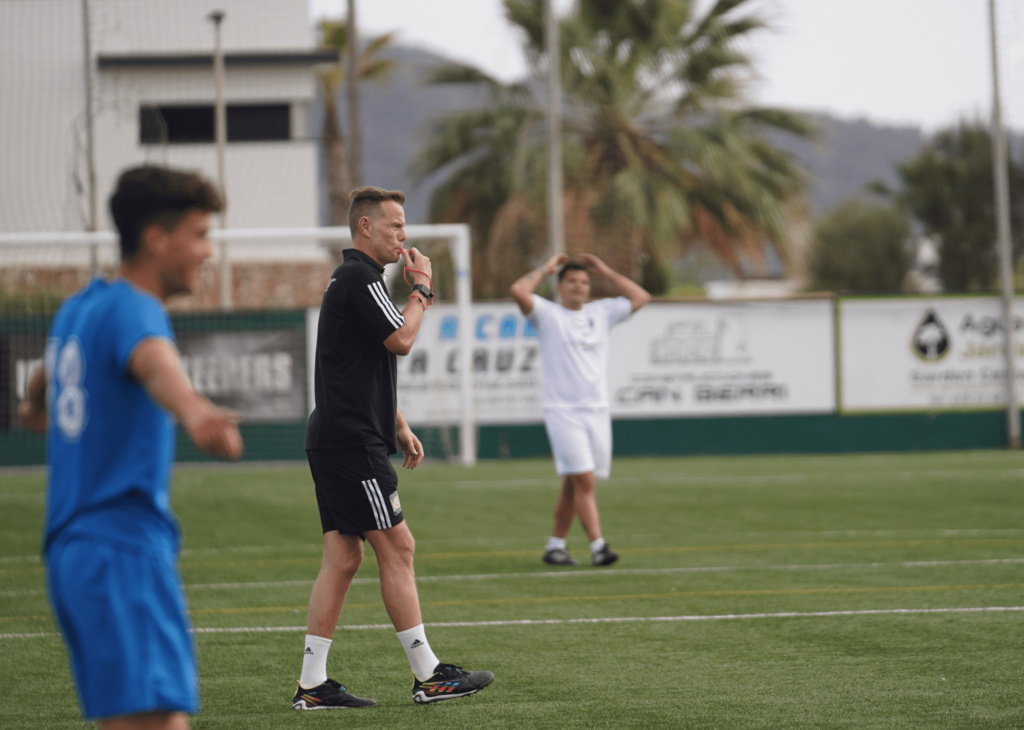 Scott Wright arbitrando el partido de fútbol benéfico celebrado en 2023